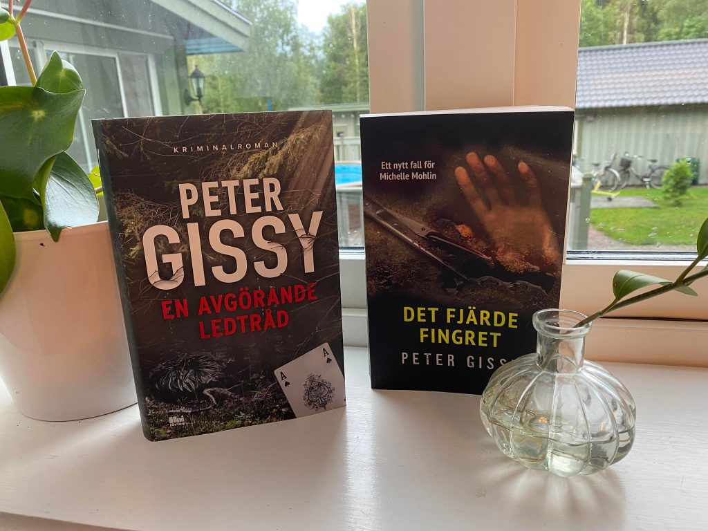 De här två böckerna av Peter Gissy, En avgörande ledtråd och Det fjärde fingret kan du vinna i vår tävling.